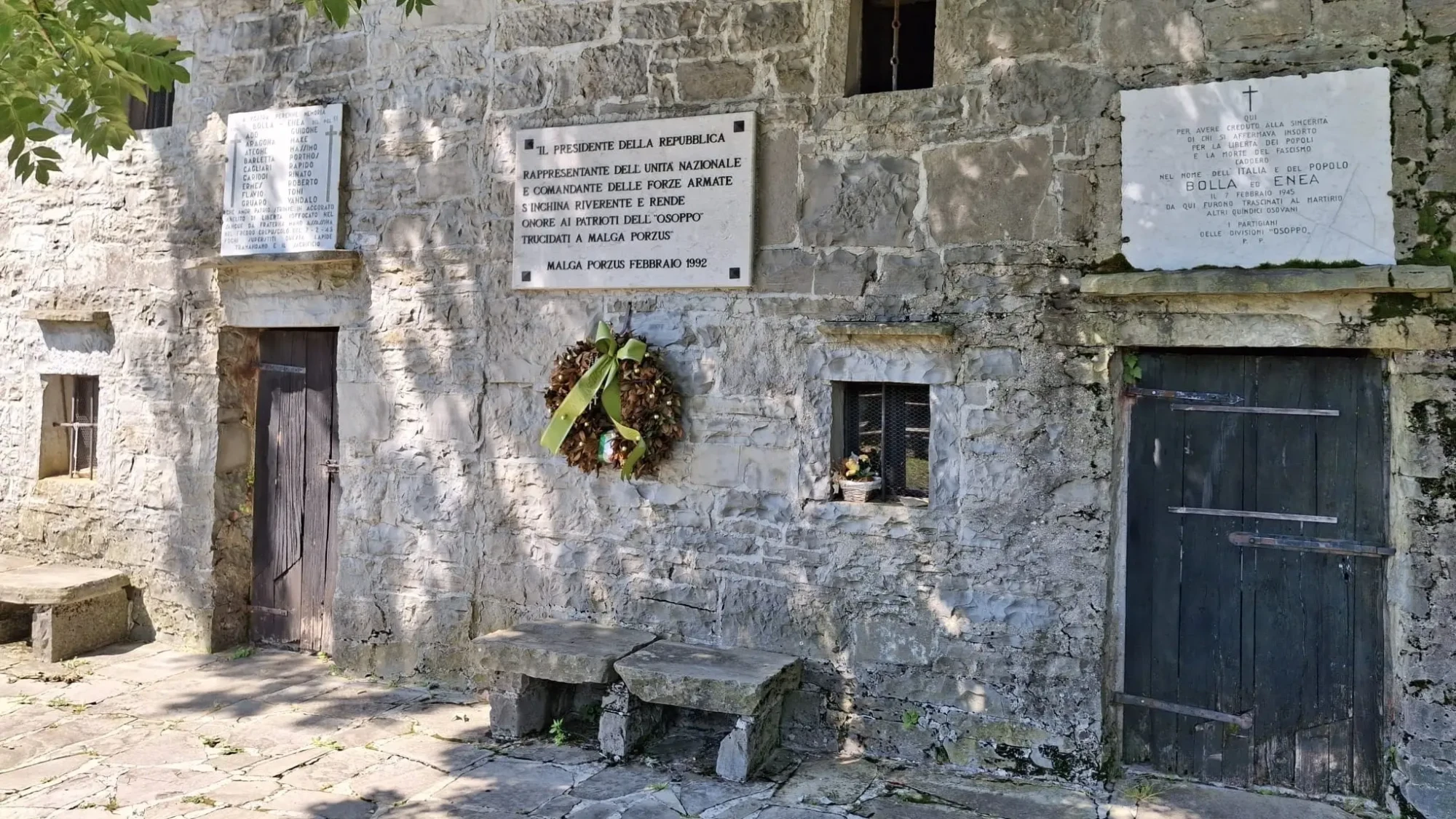 3 La Malga di Porzûs con le lapidi in ricordo dell'eccidio. Foto di Livio Zucca - Copia